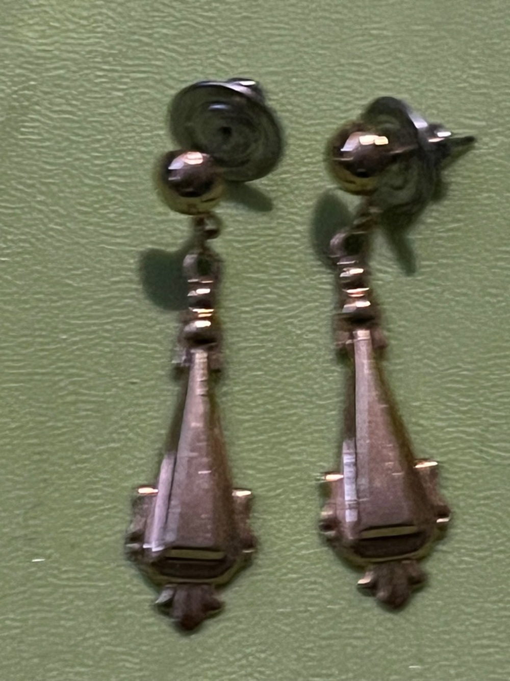 Lot of 15 gold toned earrings variety of fun styles - Picture 9 of 12